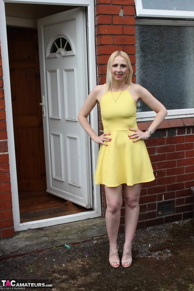 Blondynka Amatorskie Tracy Лаин lampy błyskowej na zewnątrz jej Dom przed Głęboki Anal Kurwa