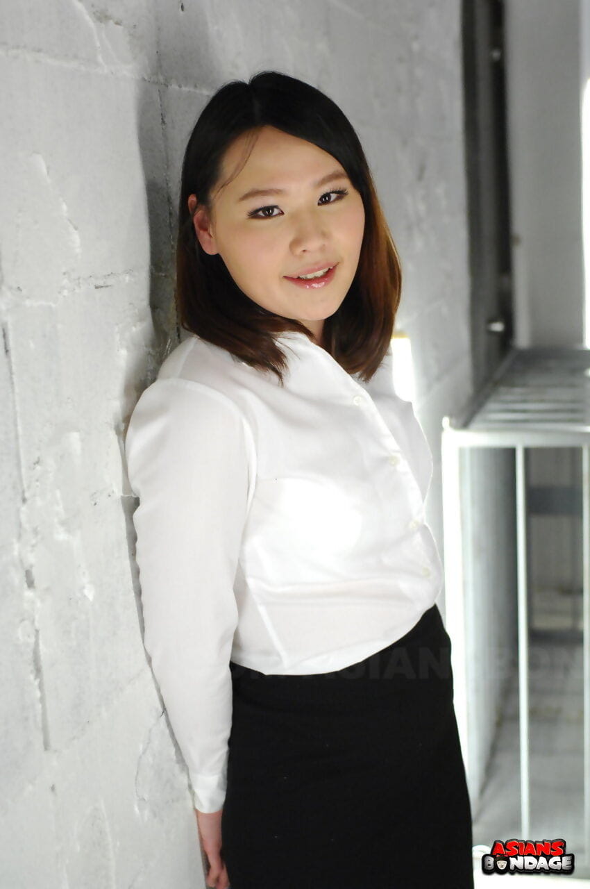 الآسيوية فرخ آكي ساساهارا هو تركيبها مع هفوة في الأبيض بلوزة و الأسود تنورة
