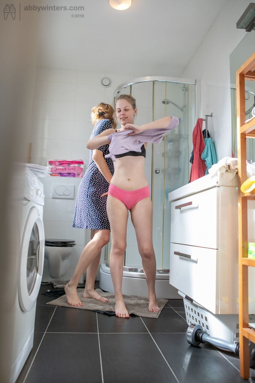 女同性恋者 玫瑰 K Layla K 显示 自然的 奶 同时 敷料 在 的 洗衣房 房间