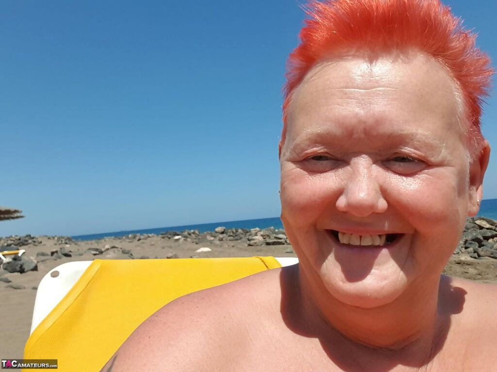 vecchio ssbbw Val gasmico coloranti Il suo capelli rosso prima esporre stessa su il Spiaggia
