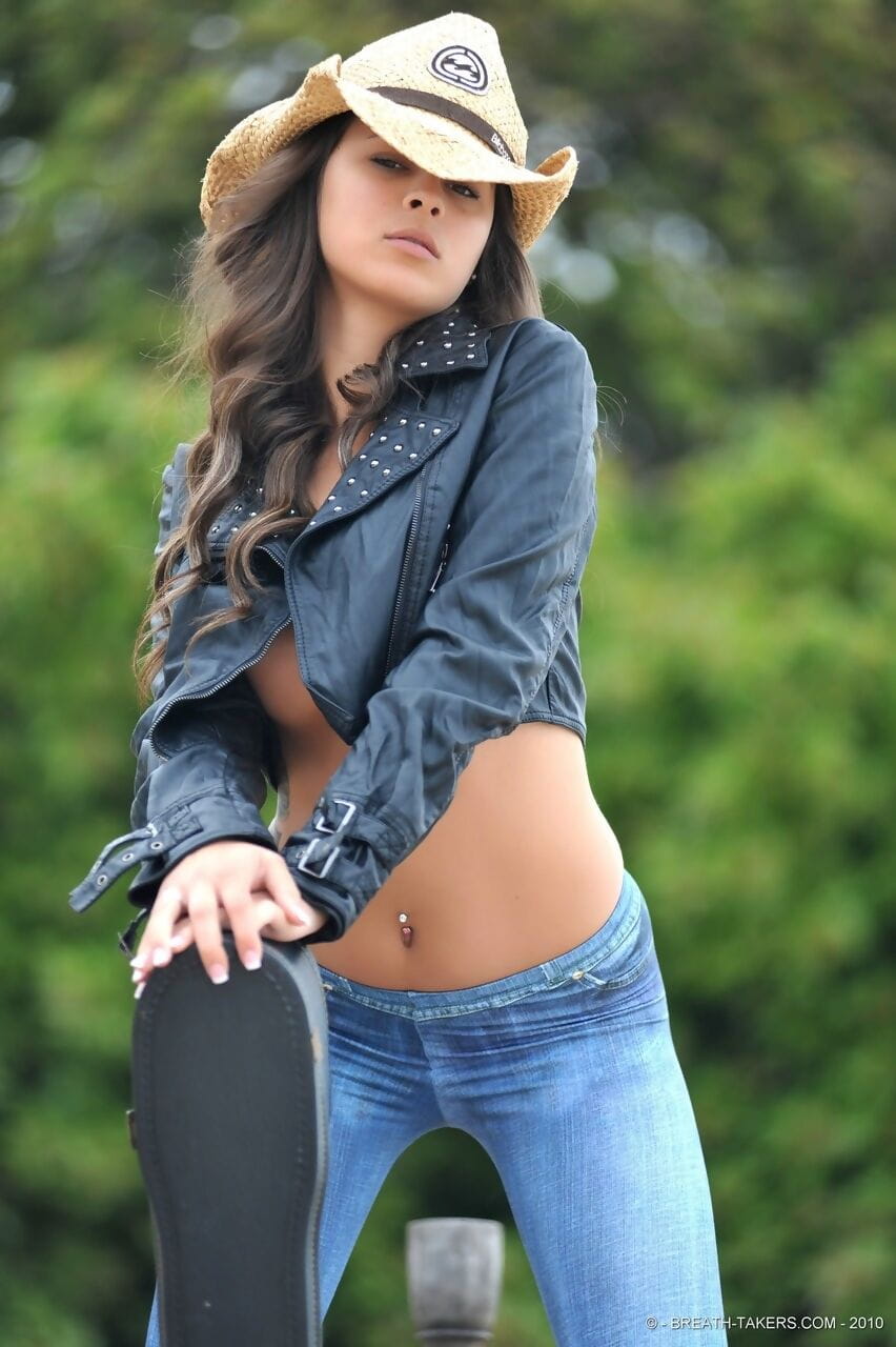 solo menina Nina james leva fora AZUL Calças de brim para modelo no Cowgirl botas e chapéu