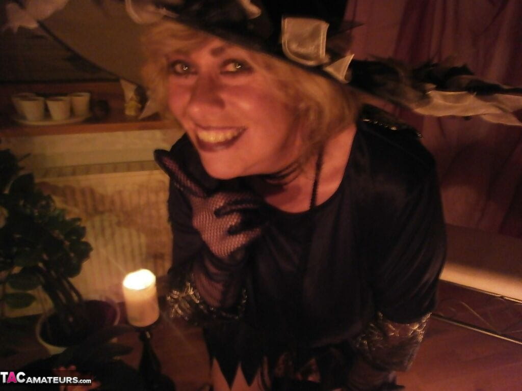 dziki dojrzeć czarownica Karo wystaje A Sadło dildo do jej soczyste cipa dla A Halloween