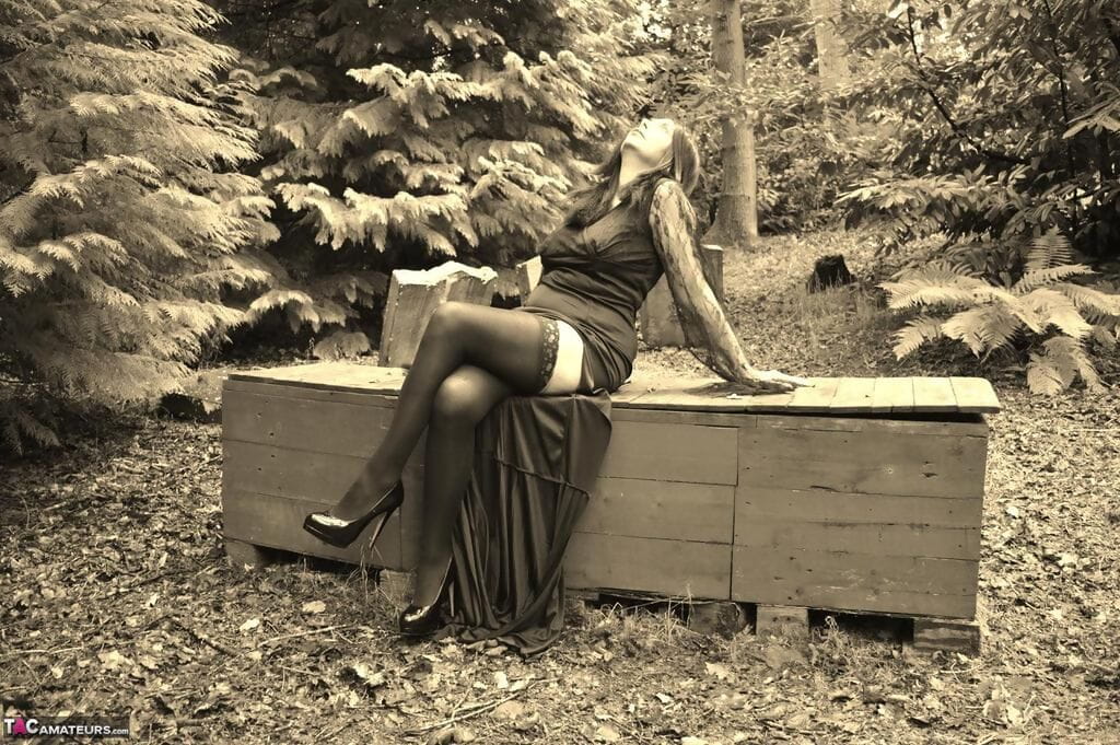 गौथ लड़की barby फूहड़ bares उसके बड़े स्तन और चूत ऊपर एक कैकेट में के जंगल