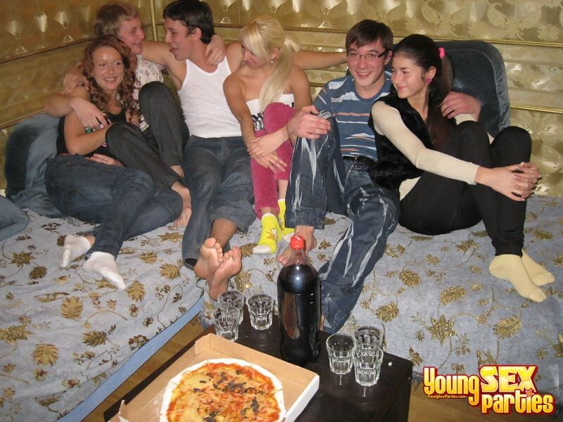 jovem meninas envolver no Grupo Sexo enquanto assistir um pizza festa