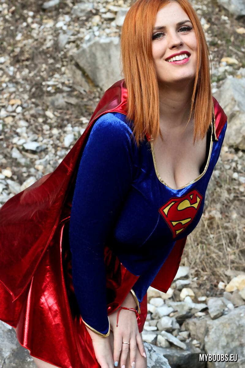 Dikke redhead alexsis Faye persberichten haar Giant tieten Van superman osoutfit