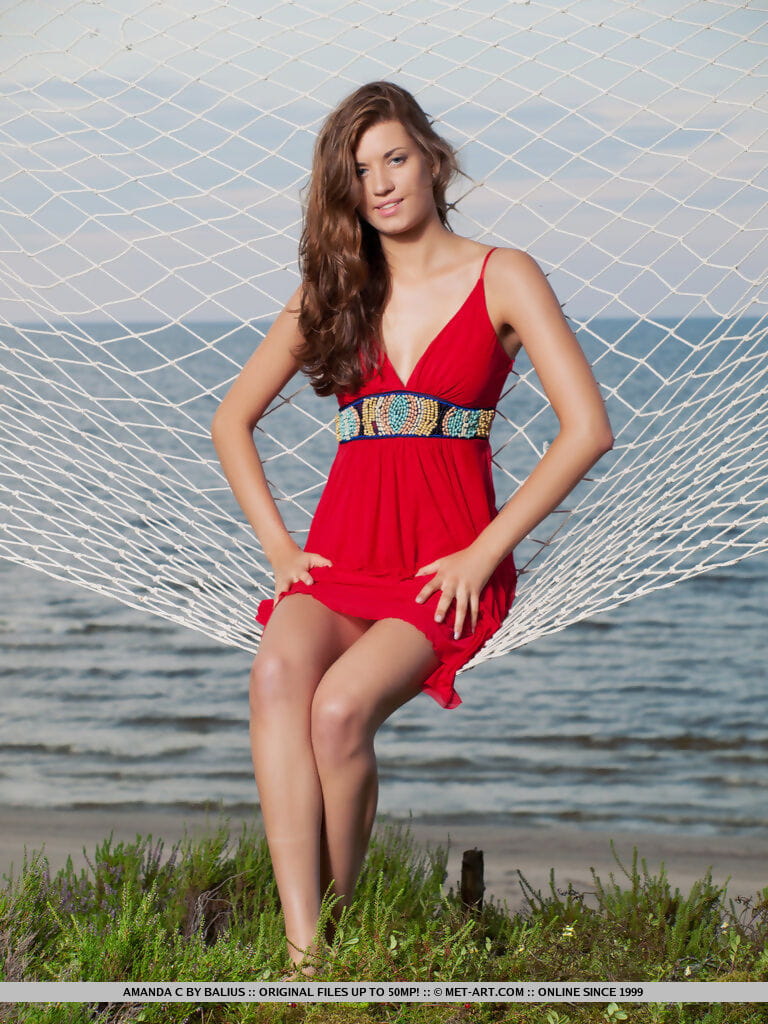 adolescent Glamour modèle Amanda C posant Nu sur hamac prochaine pour l' l'océan