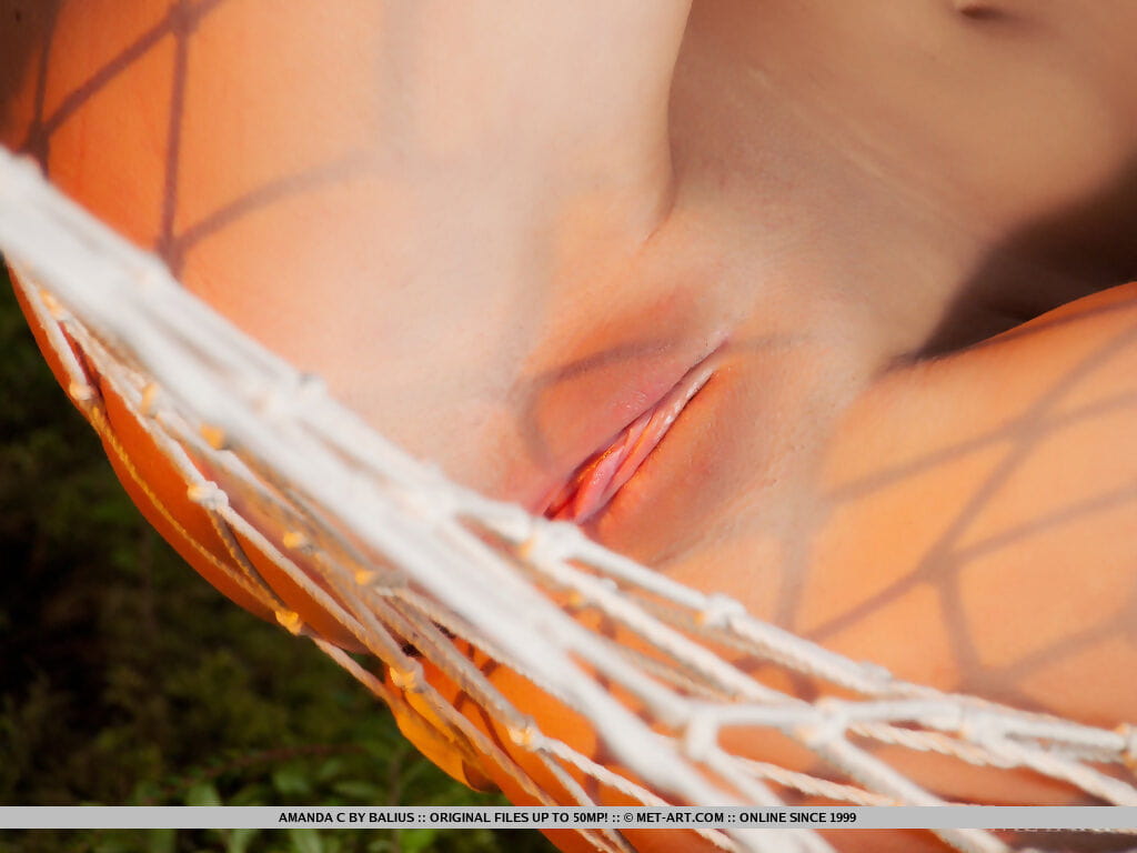 tiener Glamour model Amanda C poseren naakt op hangmat volgende naar De oceaan