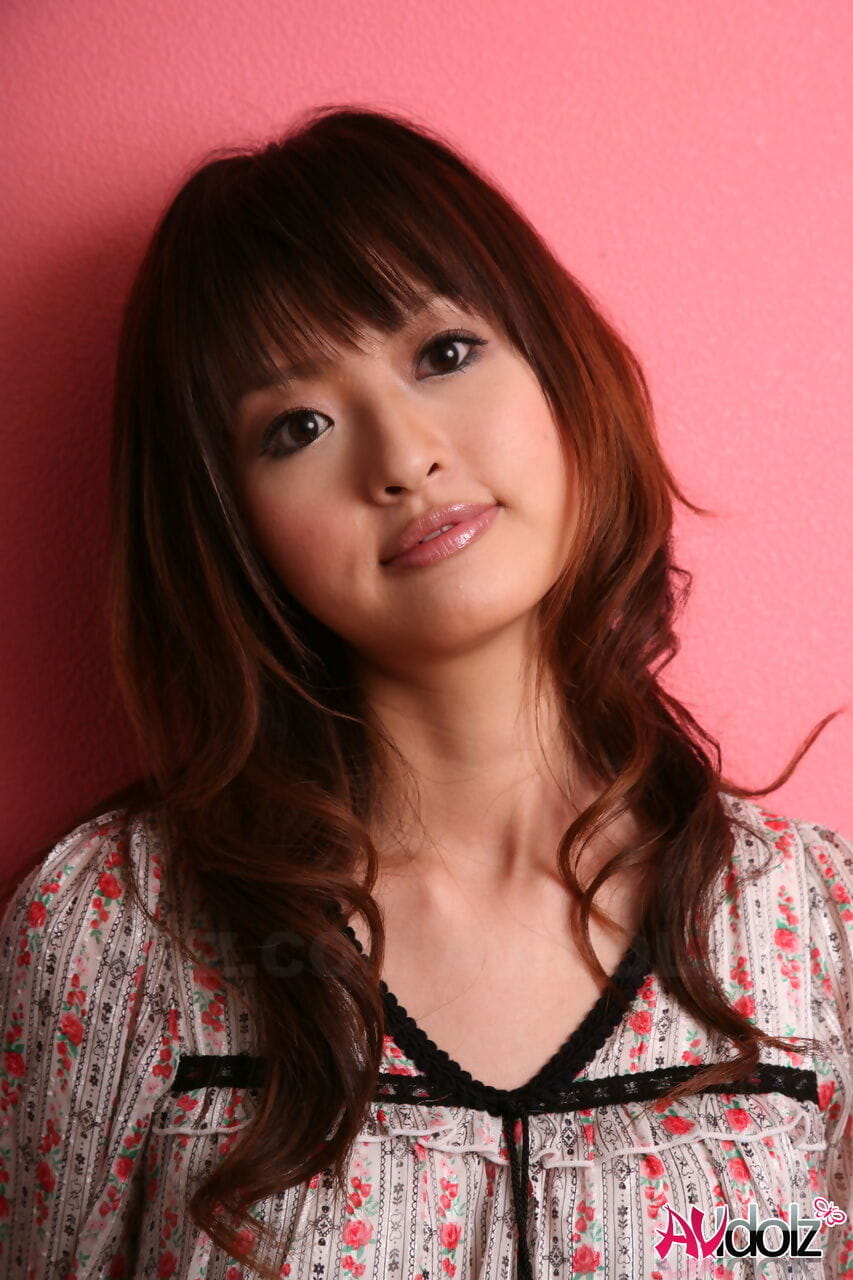 日本 模型 与 一个 漂亮的 脸 站 穿着衣服 反对 一个 粉红色 墙
