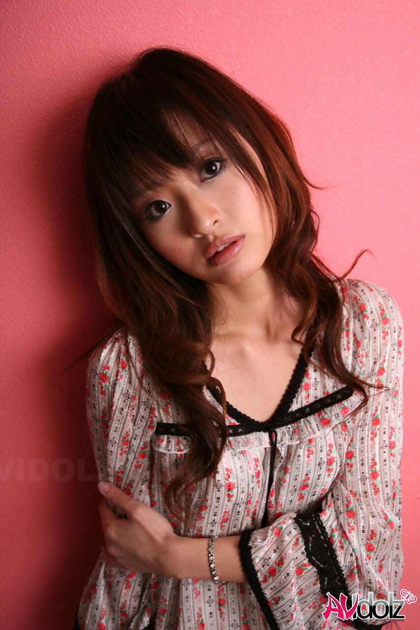 japans model met een Vrij gezicht staat Gekleed tegen een Roze muur