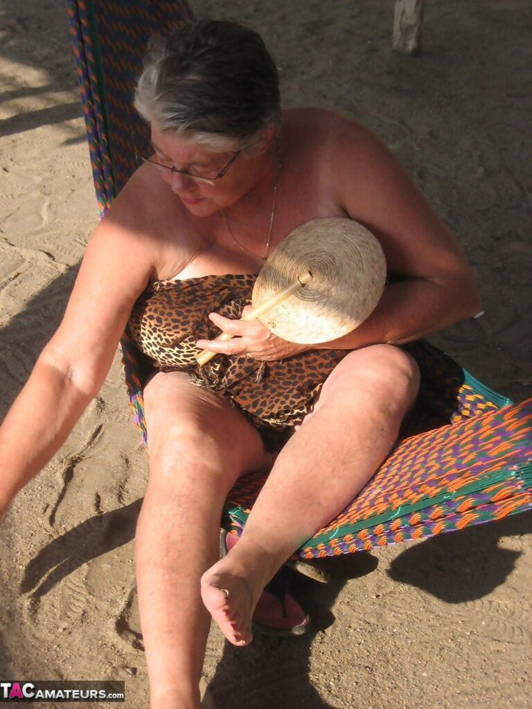 मोटापे से ग्रस्त नेन करधनी देवी bares उसके बड़ी स्तन और वसा पेट पर एक झूला