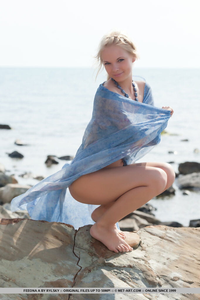 Rubia Caliente Adolescente feeona Un posando en playa Mostrando pequeño Tetas & afeitado Coño