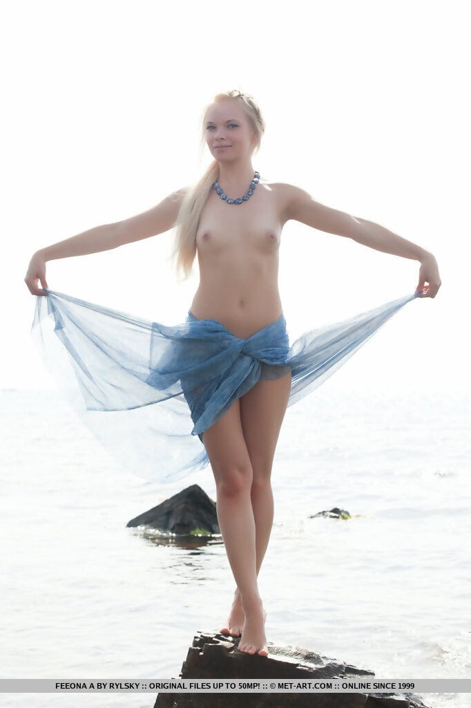 Rubia Caliente Adolescente feeona Un posando en playa Mostrando pequeño Tetas & afeitado Coño