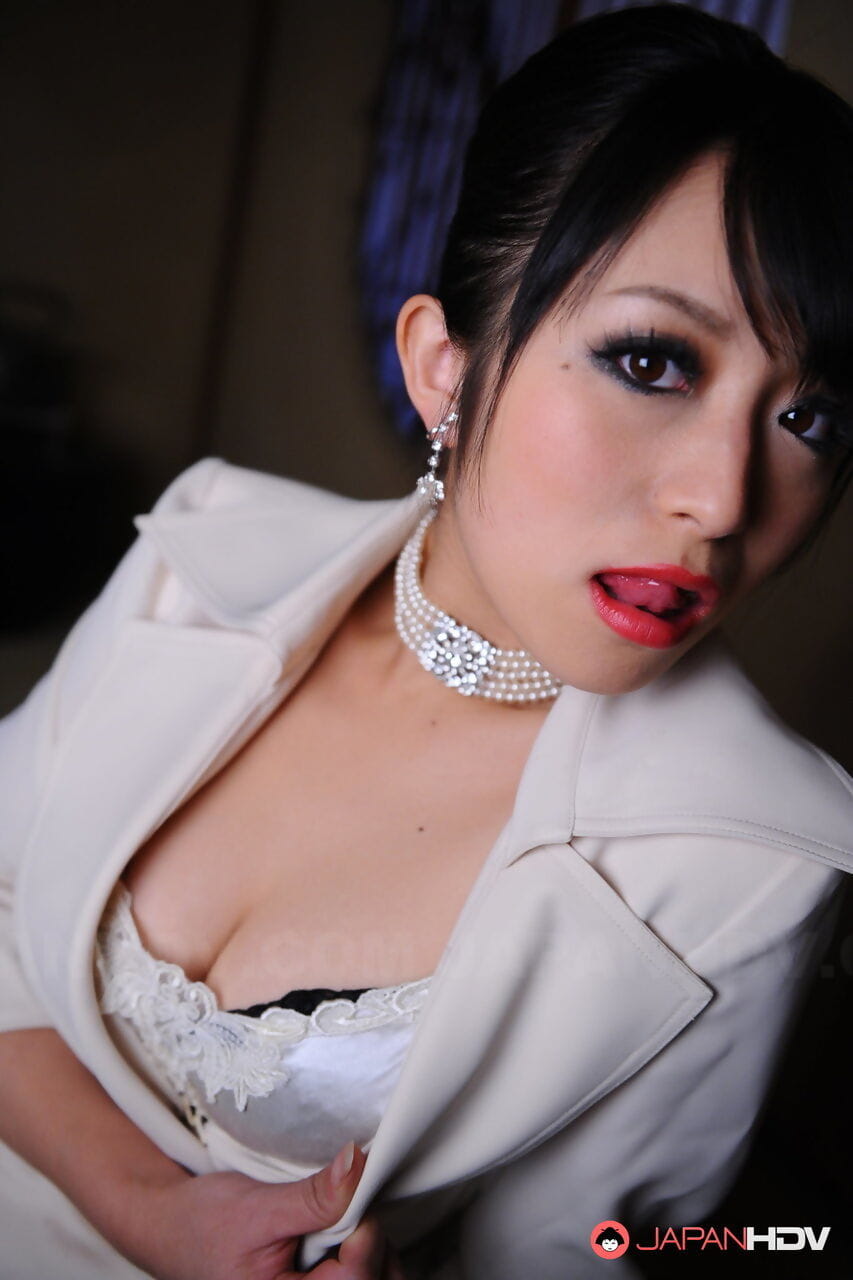 Fajny japoński model Nana куньими lampy błyskowej jej koronki Biustonosz z czerwony usta