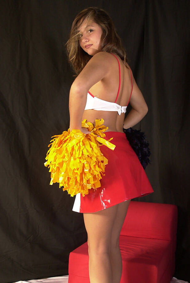 Amateur latina Küken mailia loslassen winzige Brüste aus Cheerleader outfit