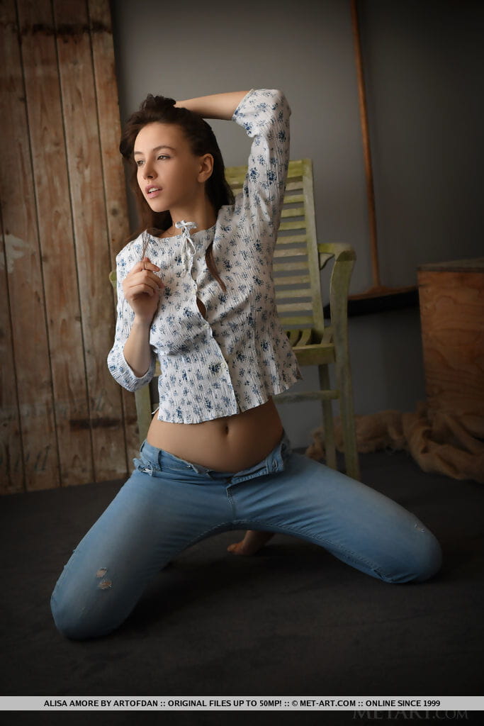 Zoet Brunette tiener Alisa Amore verwijdert Blauw Jeans op weg naar modellering naakt
