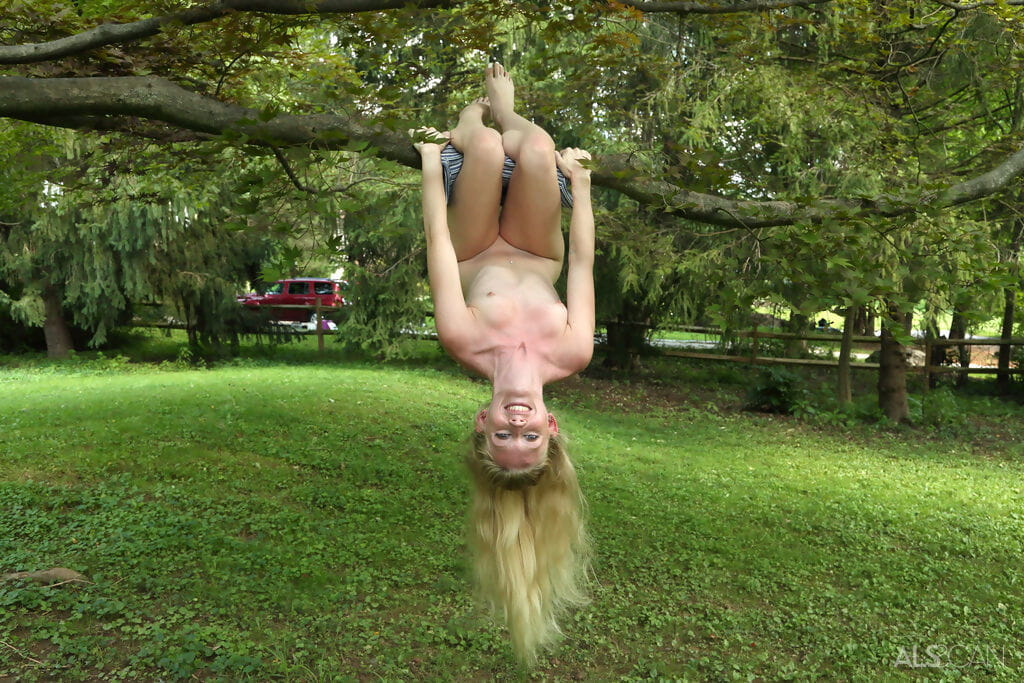 Niedlich Blonde emma starletto zeigt aus Ihr Flexibilität Während Nackt in die Hof