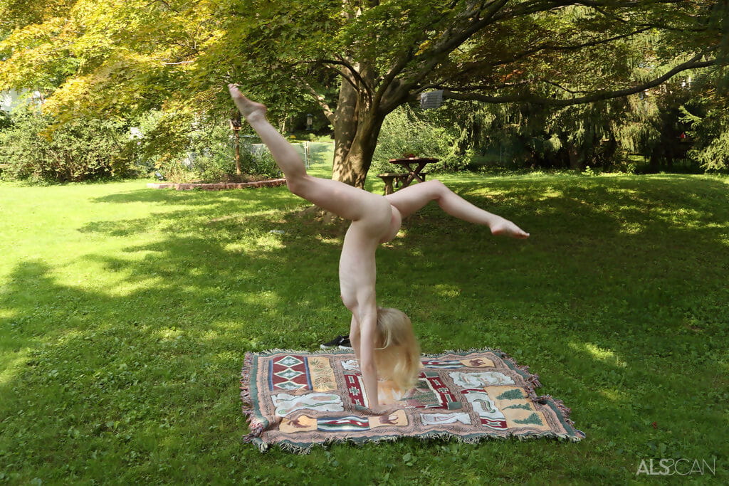 Bonito Loira Emma starletto mostra fora ela flexibilidade enquanto nu no o estaleiro