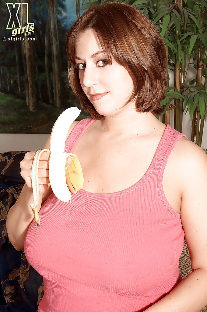 gordinha Beleza Lexi windsor jogar com um banana Topless mas no apertado Calças de brim