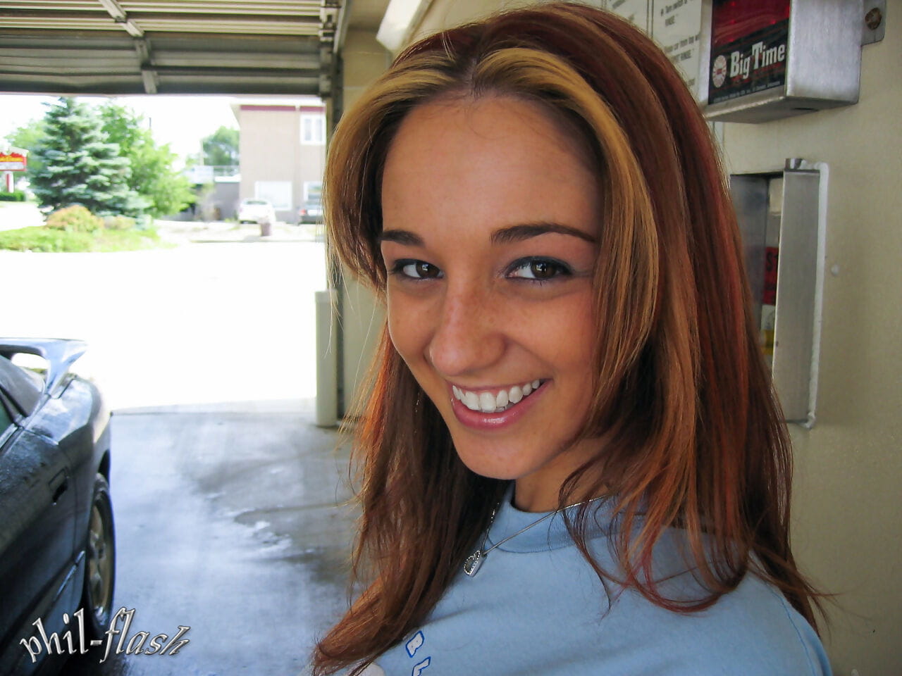 Amateur chick Nikki Sims uncovers big tits while cleaning her ride at car wash