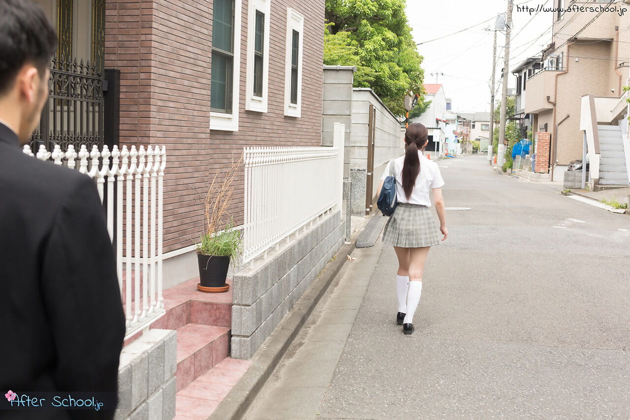 japoński uczennica bierze off jej mundury i jest seks z jej ojczym