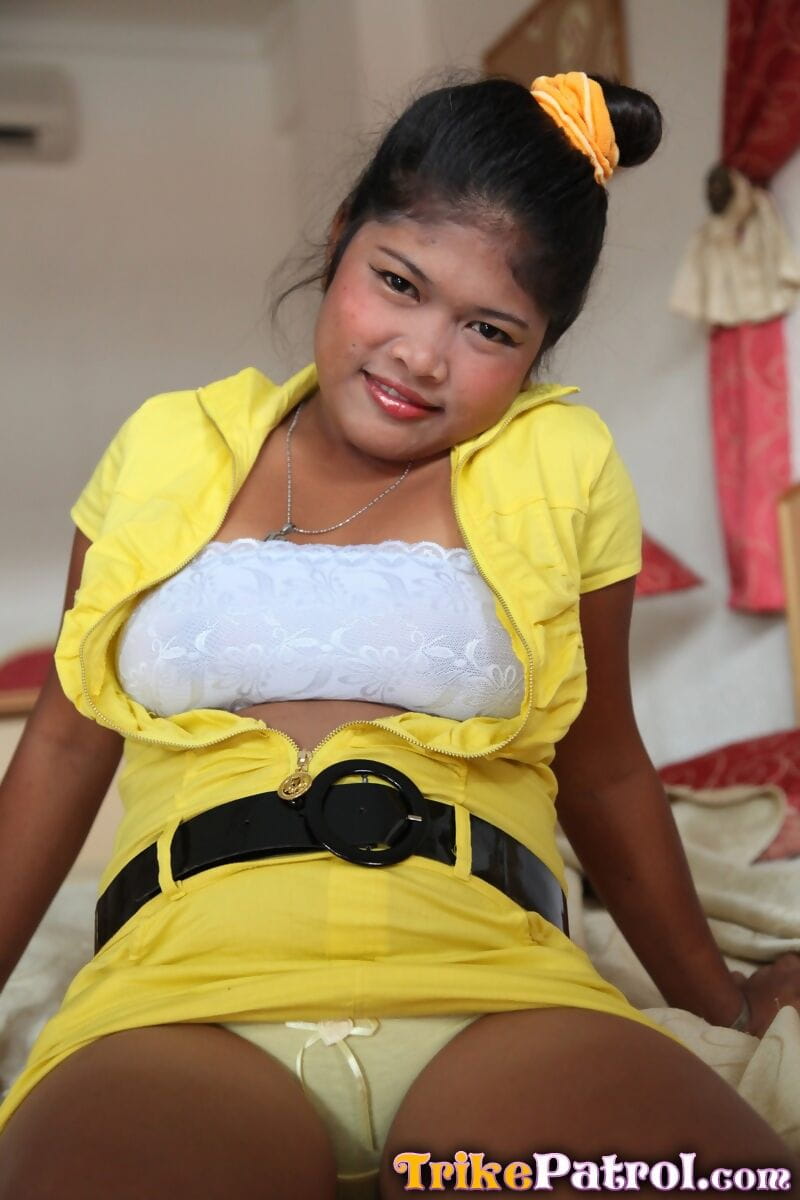 菲律宾 女孩 暴露了 她的 奶 和 修剪 猫 对于 一个 性爱 旅游