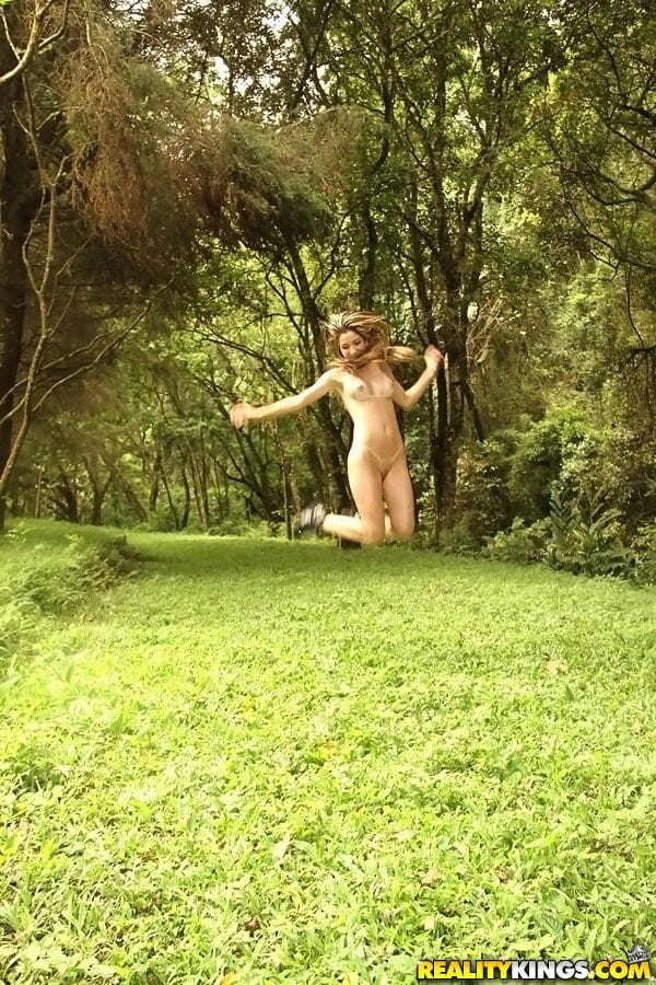 latina solo meisje Dany elly Strips uit haar Bikini tijdens een lopen in De bos