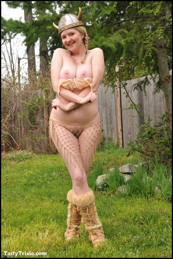 परिपक्व सुनहरे बालों वाली सुन्दर Trixie दलालों उसके बड़े स्तन में के यार्ड पहने एक वाइकिंग टोपी