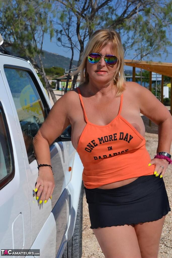 Cachonda Maduro Nudista Con grandes Tetas Chrissy muestra su Caliente curvas en el playa