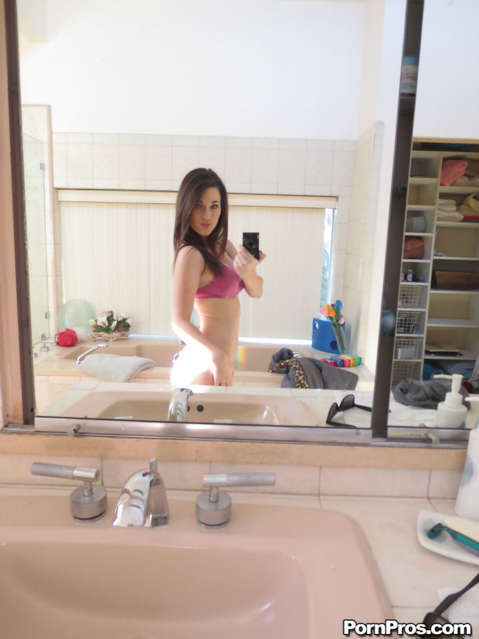 Lacey Channing arbore Son naturel seins obtient Nu et prend sexy selfies