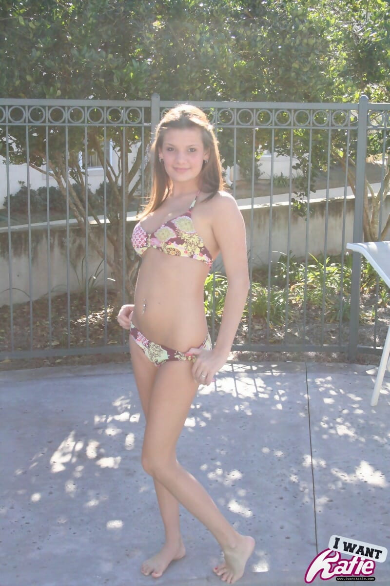Mignon adolescent Kate écraser couvre jusqu' Son nu seins après la suppression bikini top dans piscine