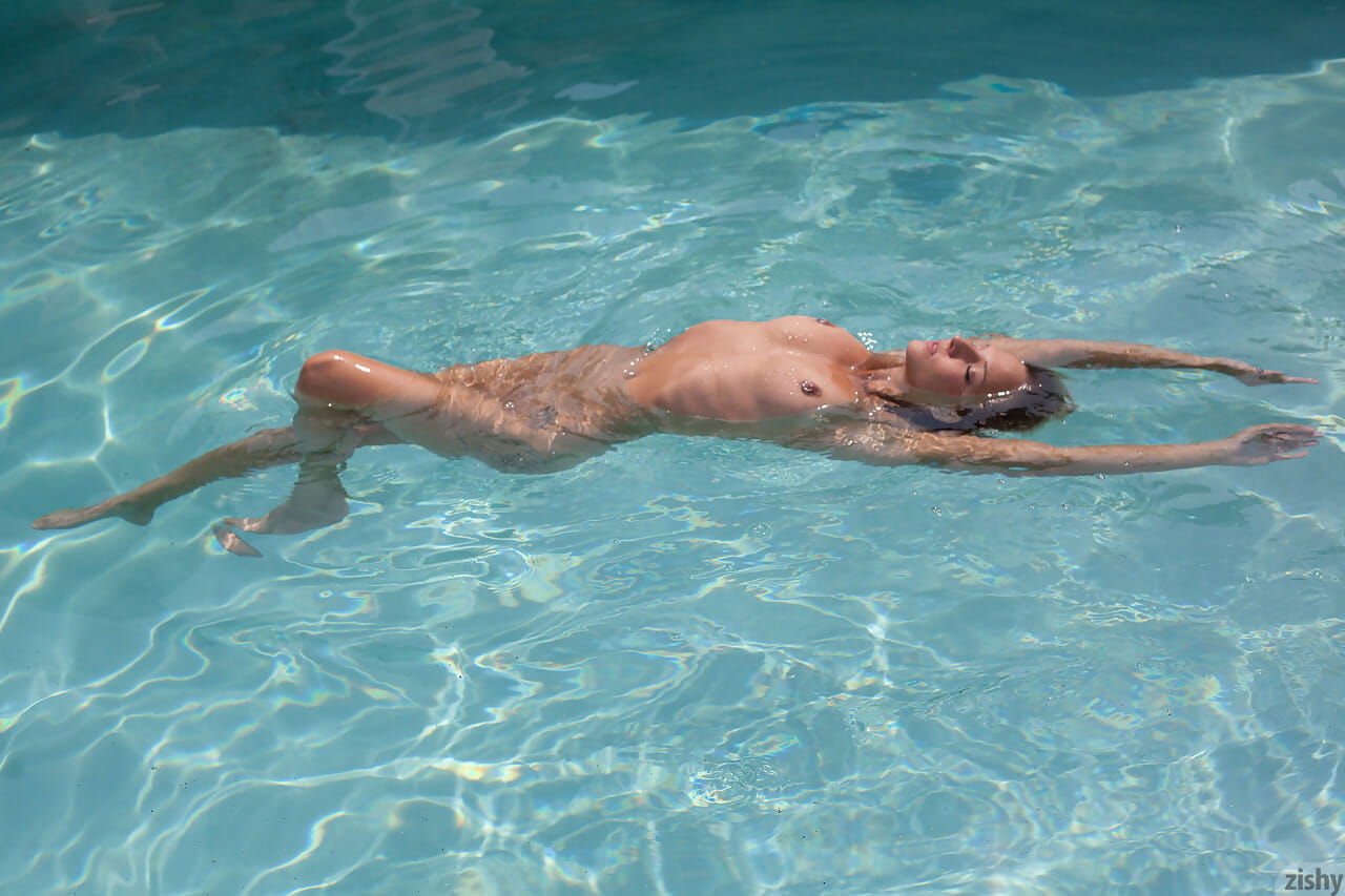 น่ารัก นี้คือไพเพอร์ candless แสดง เธอ เซ็กซี่ ของเส้นโค้ง โดย คน สระว่ายน้ำ ใน เธอ แด่ ชุด
