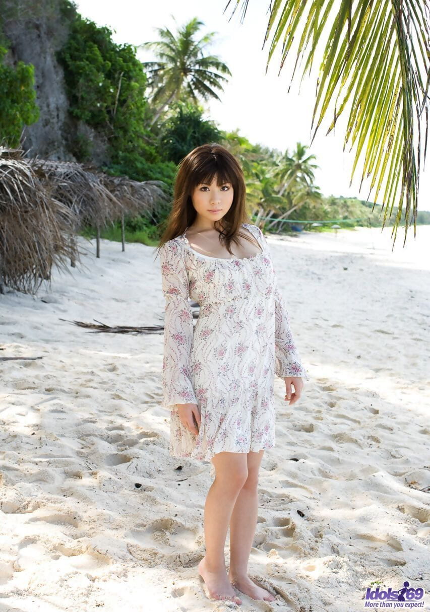 sexy japoński Dziewczyna Aya Hirai dostaje nagie na A Tropikalny Plaża podczas solo Akcja