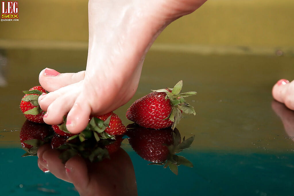 Niedlich blonde milf goldie Ray Brech Erdbeeren Mit bare Füße auf Tabelle