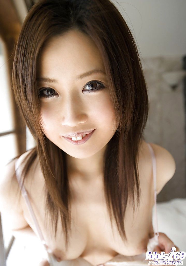 petite Aziatische Cutie met sexy benen Haruka yagami uitglijden uit haar kleding