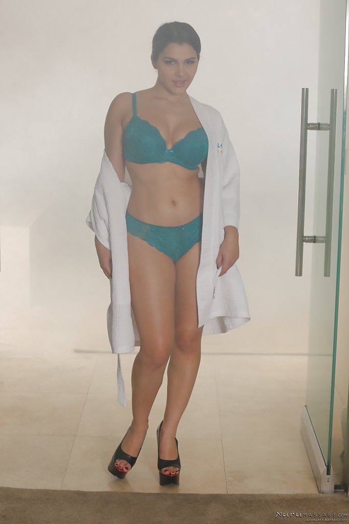 humide Euro Poussin Valentina Nappi la suppression lingerie et haute talons dans Salle de bain