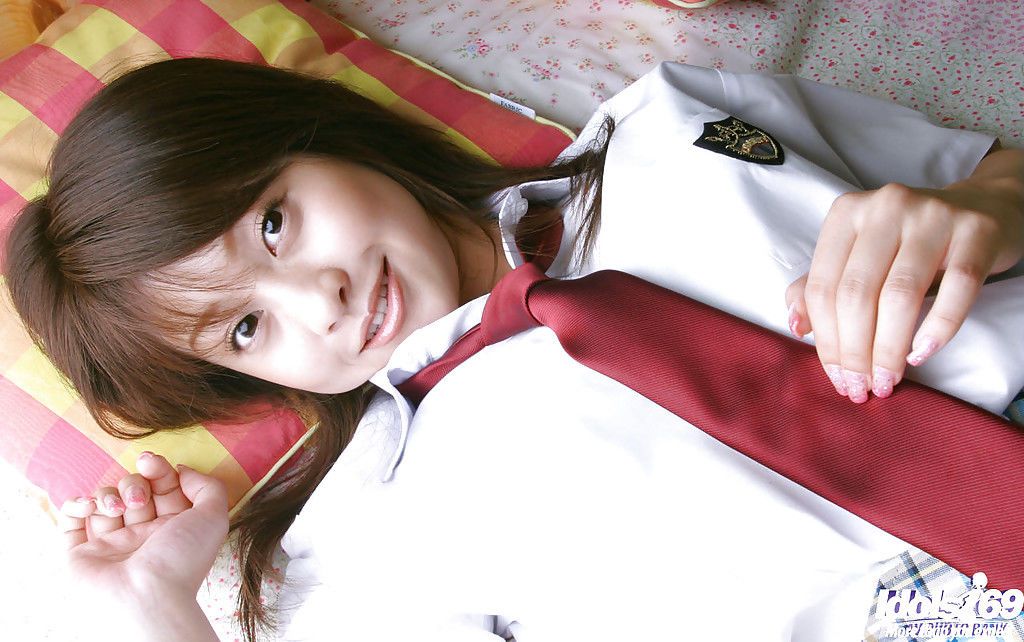 naughty aziatische Schoolmeisje Ayumi Motomura uitglijden uit haar uniform
