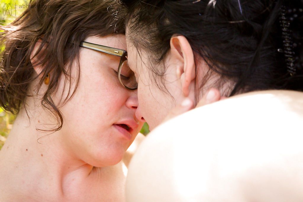 teen Mädchen in Brille küssen und ausziehen im freien für erste Zeit Lez Sex