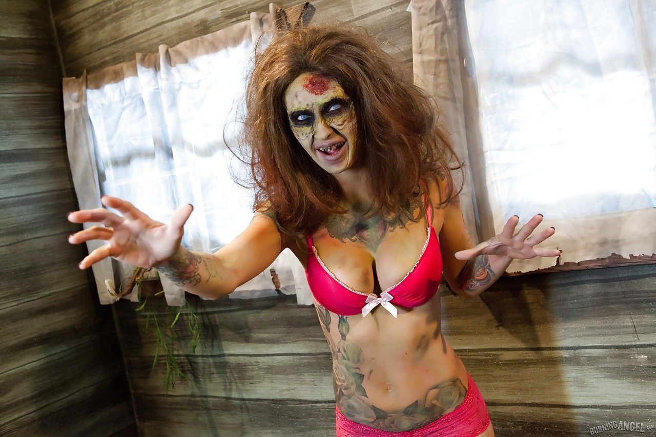 Saucy Brunette cosplayer Kleio onthult haar zombie tieten en kut
