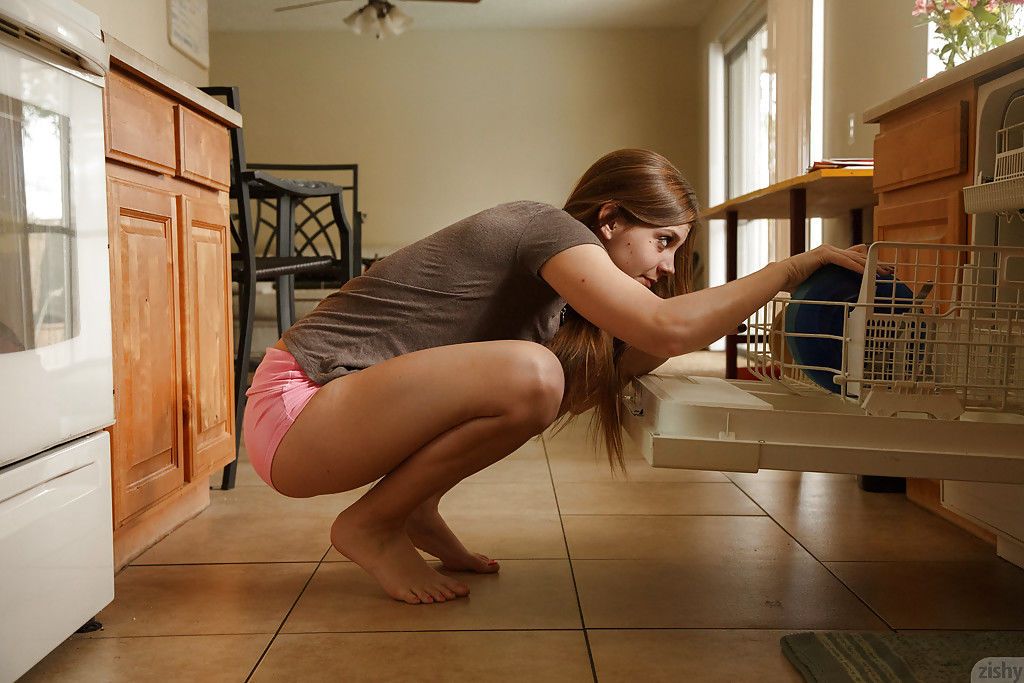 Thật duyên dáng Phụ nữ da ngăm teen Aubrey Snow điều khiển nguyên tố kết thúc trên những nhà bếp sàn nhà