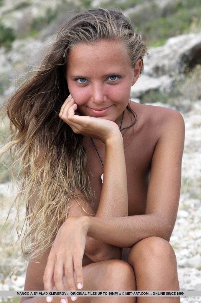 đơn :cô gái: mango một người mẫu trần truồng trên Rocky Bãi biển sau cởi quần áo