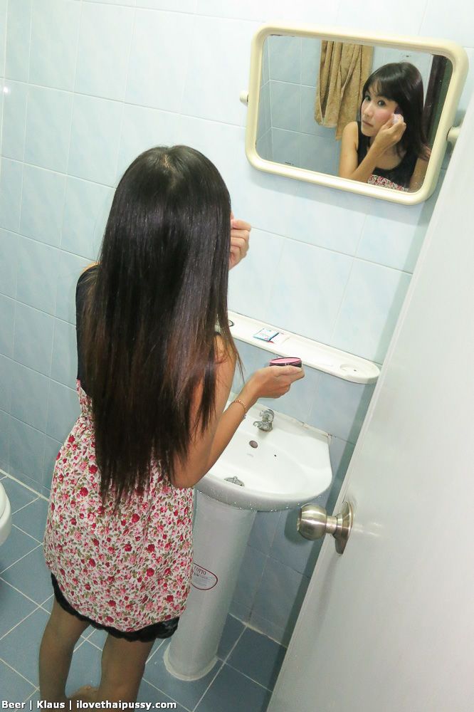 rondborstige Thaise meisje bier geeft tot haar geschoren kut naar een geslacht toeristische in Hotel kamer