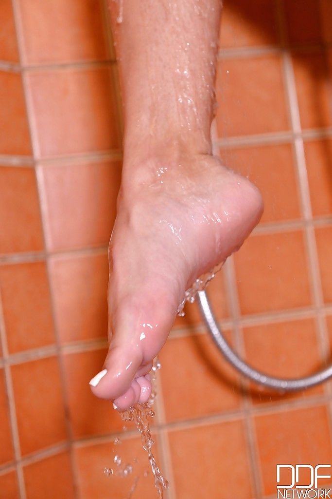 Yalınayak euro piliç Inna sirina ıslatma Güzel Ass ve bacaklar içinde duş