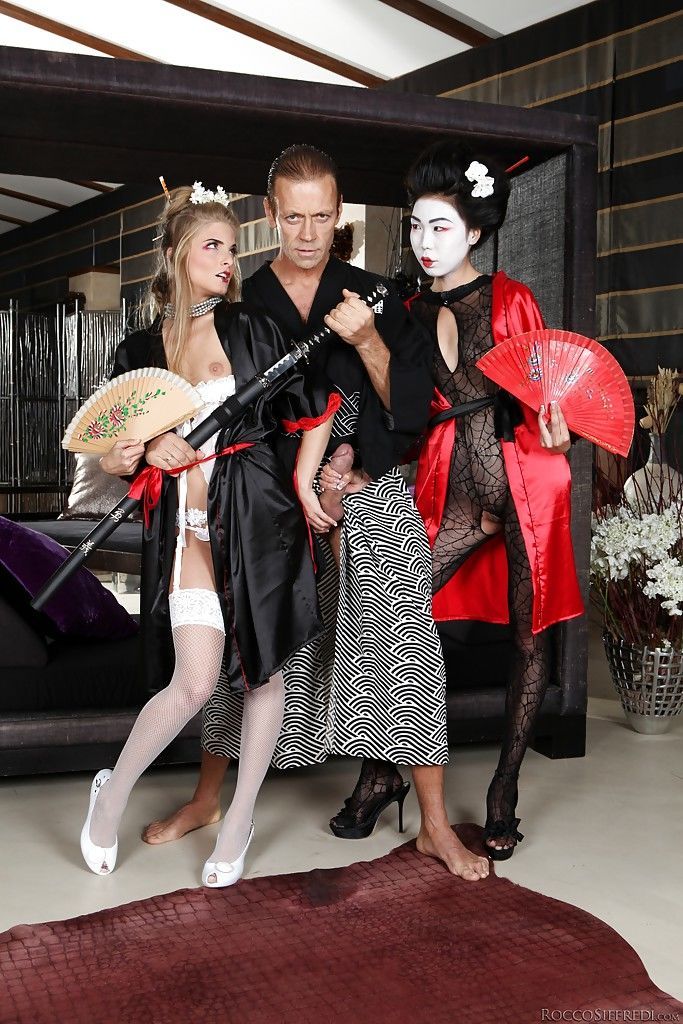 Heerlijk geisha ' s hebben een vurig triootje met een goed hung samurai