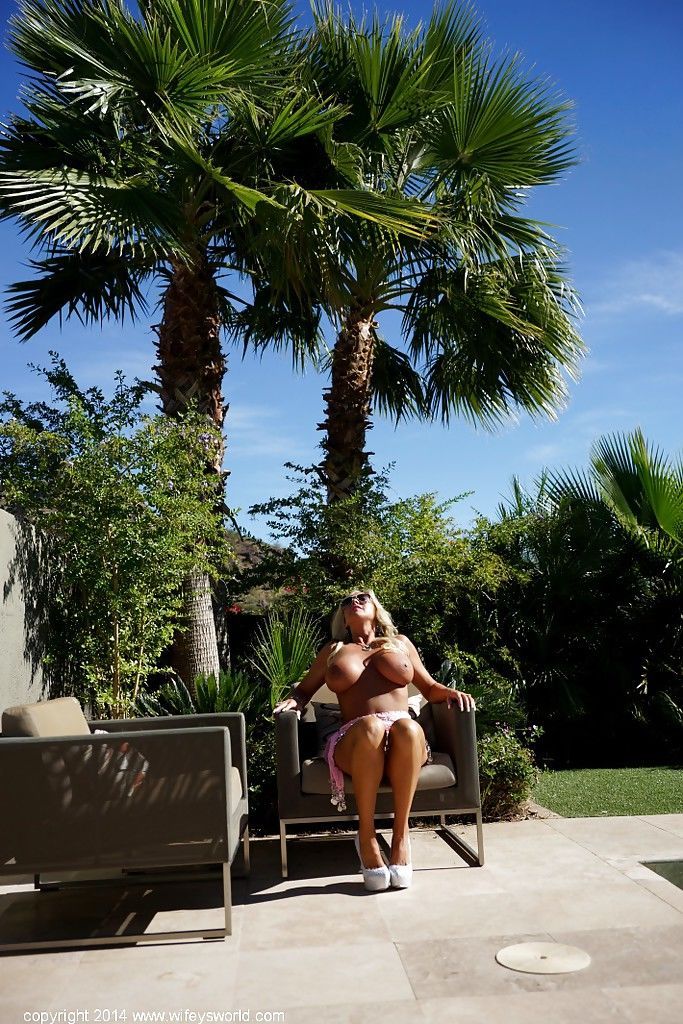 topless gospodyni Sandra Otterson pokazuje off On duży naturalny boobies