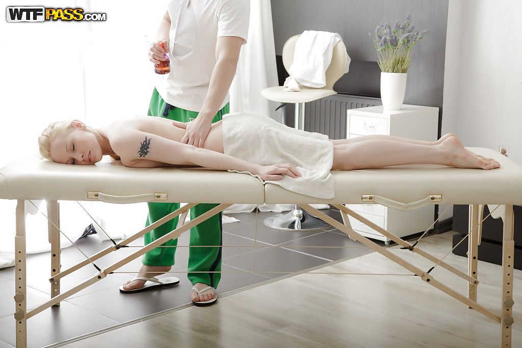 Fantastisch meisje met Een Geweldig kont Tori geniet een Ontspannen massage
