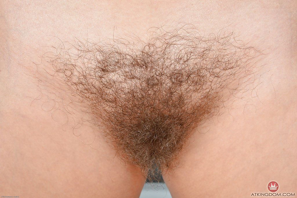 पतला सुनहरे बालों वाली महिला रेजिना प्रदर्शित विस्तृत खुला बालों वाली योनि