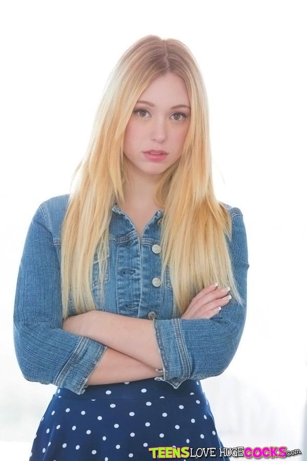 Blond tiener Lucy tyler is tonen haar geschoren kut en strak kont