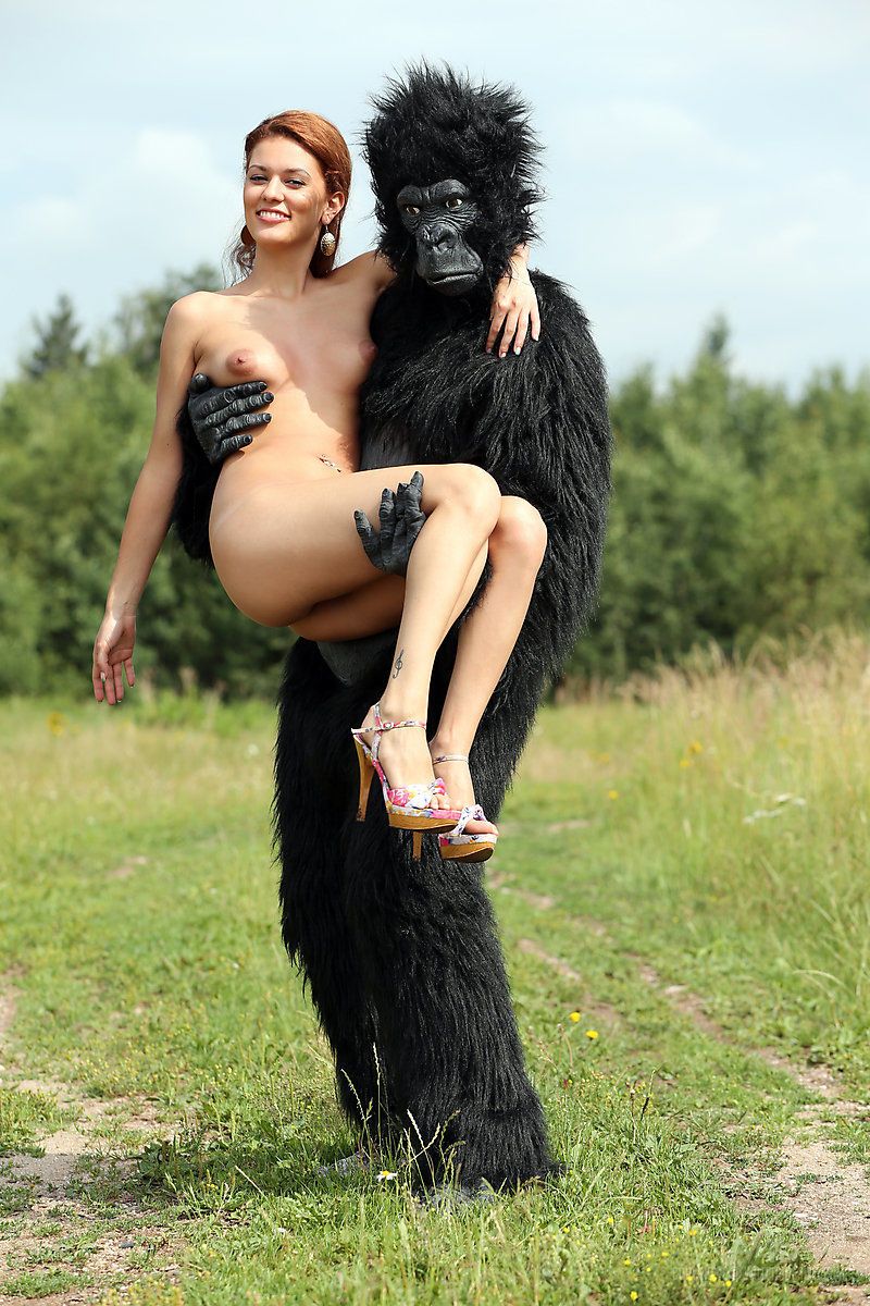 sexy redhead Cosplay chick becca stoeit naakt buiten in hakken met gorilla