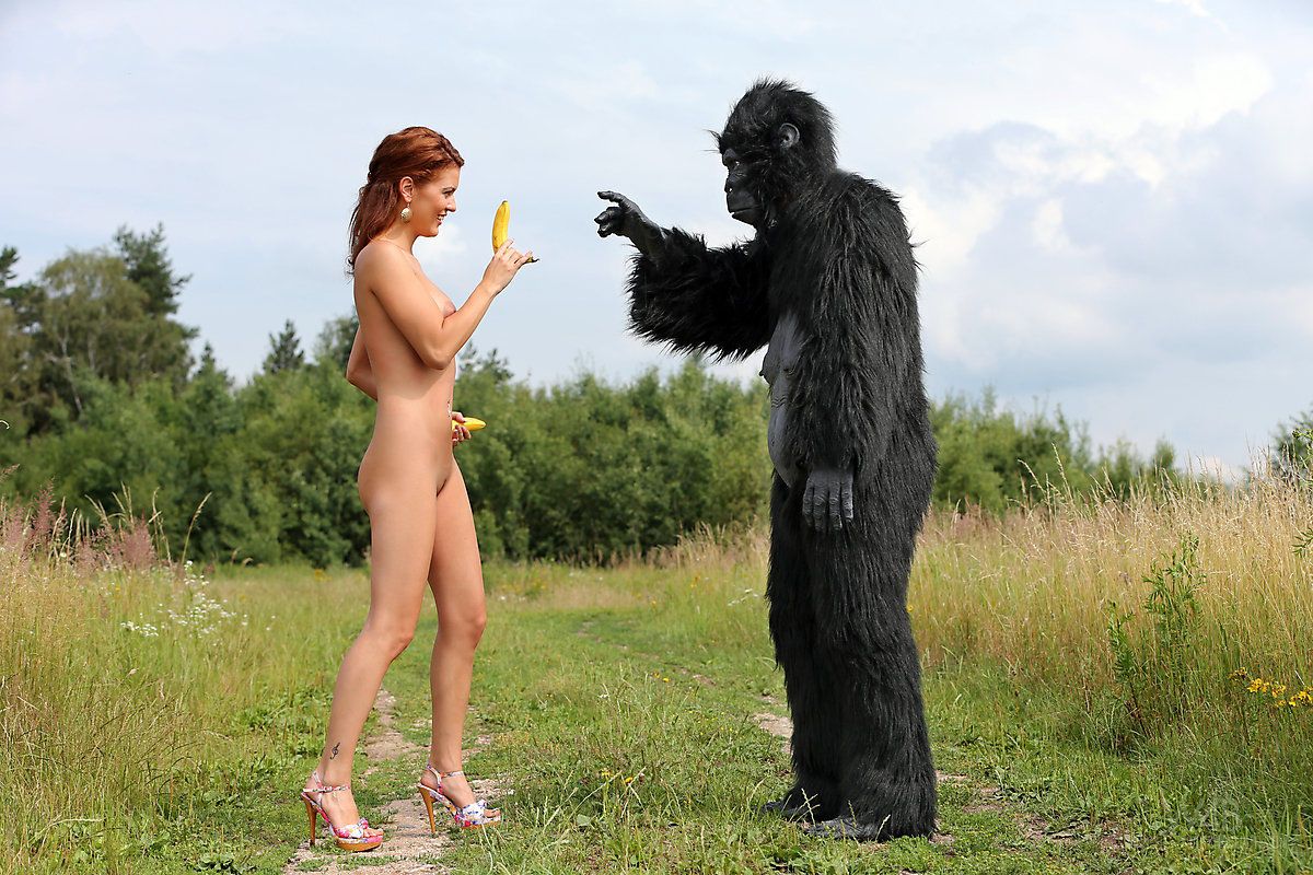 сексуальная рыженькая Косплей чик бекка ромпс ню на открытом воздухе в каблуки с горилла