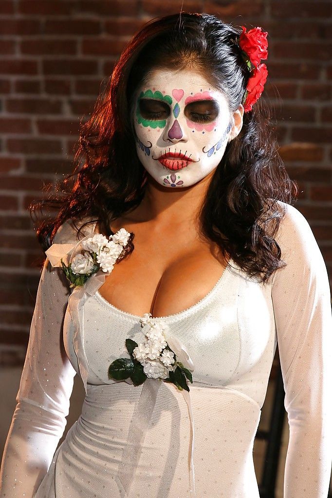 Superbe latina dans Cosplay tenue Alexis Amore révélant Son marchandises